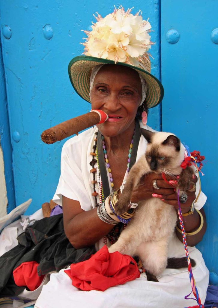 Cuba-Havana-woman-posing-cigar-cat