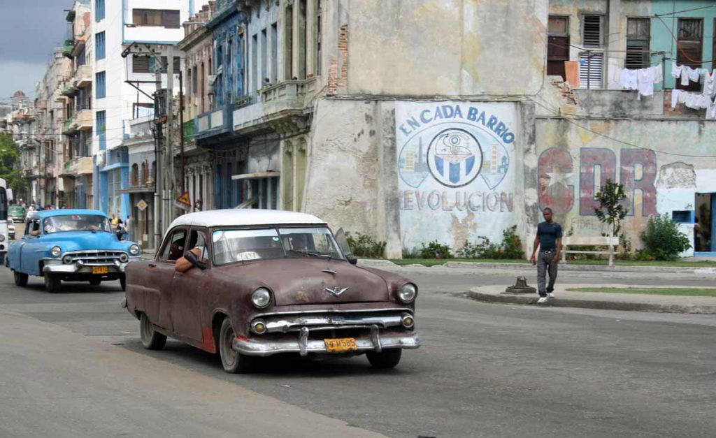 Cuba-Havana-city-streets-cars-old-buildings