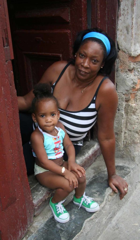 Cuba-Havana-woman-granddaughter-in-doorway