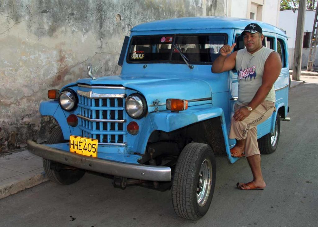 Cuba-Havana-old-car-blue-with-owner