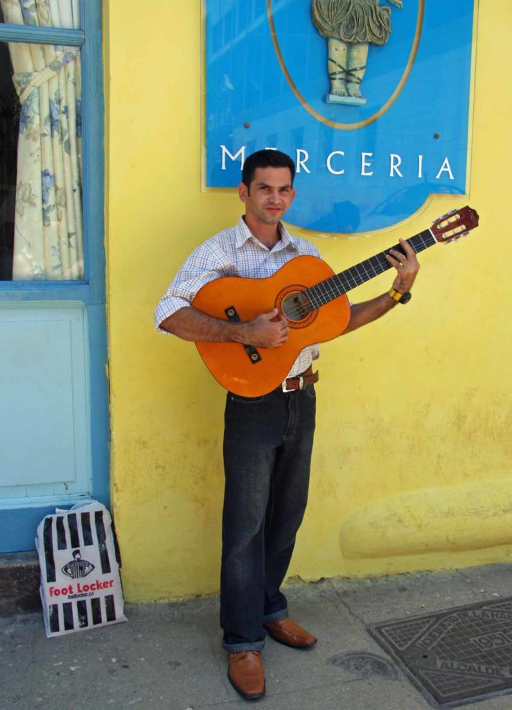 Cuba-Havana-street-musician-guitar