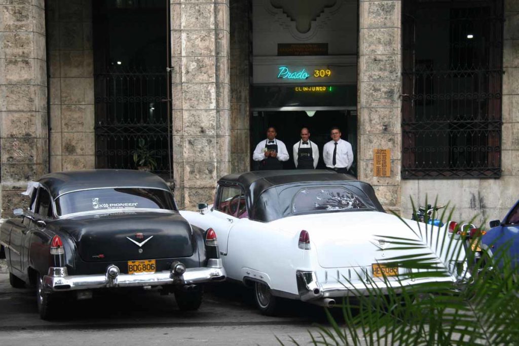 Cuba-Havana-prado309-waiters-by-door