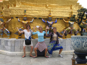 Bangkok-grand-palace-3-girls-posing
