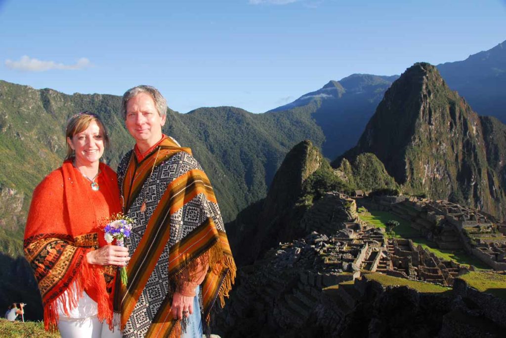Machu-Picchu-sunrise-wedding-couple-photos