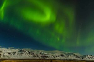 Northern-Lights-Iceland-over-mountains