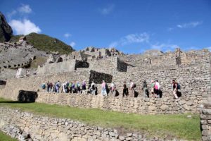 Peru-Machu-Picchu-group-walking-along-ruins