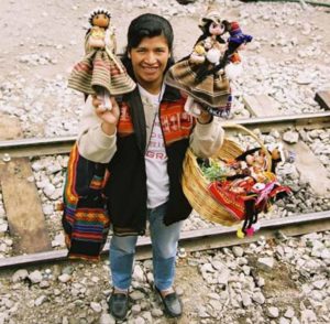 Peru-Ollantaytambo-vendor-by-train