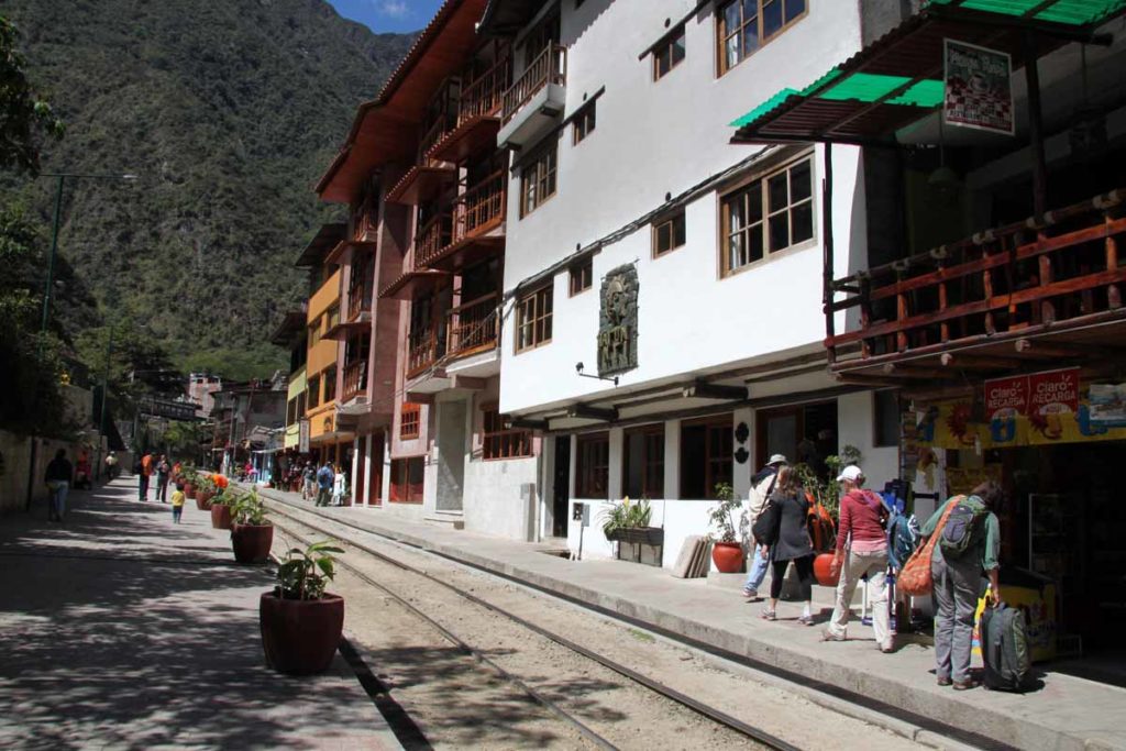 Peru-Aguas-Calientes-walking-to-hotel