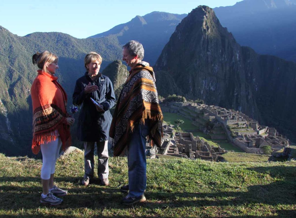 Machu-Picchu-sunrise-wedding-couple-minist