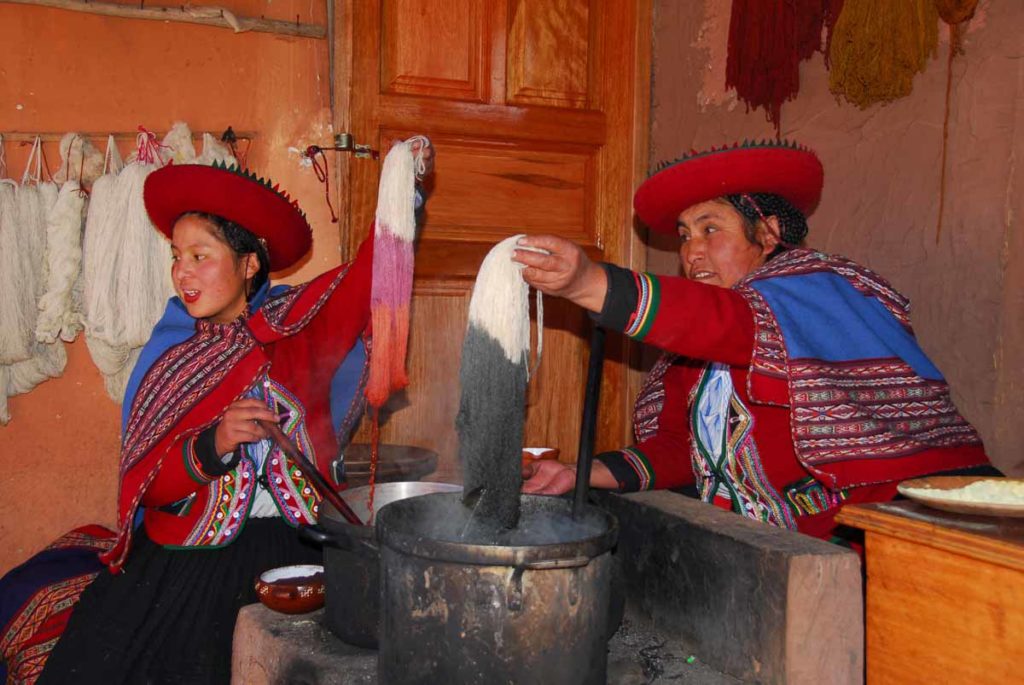 Chinchero-Peru-weaving-demo-dying-wool