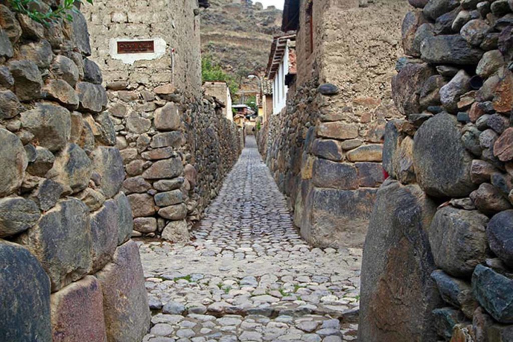 Ollantaytambo-Peru-cobblestone-streets