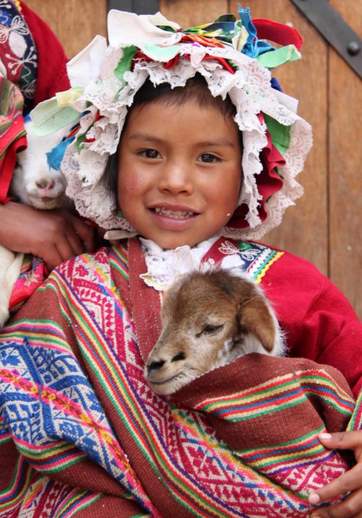 Pisac-Peru-girl-posing-with-her-lamb