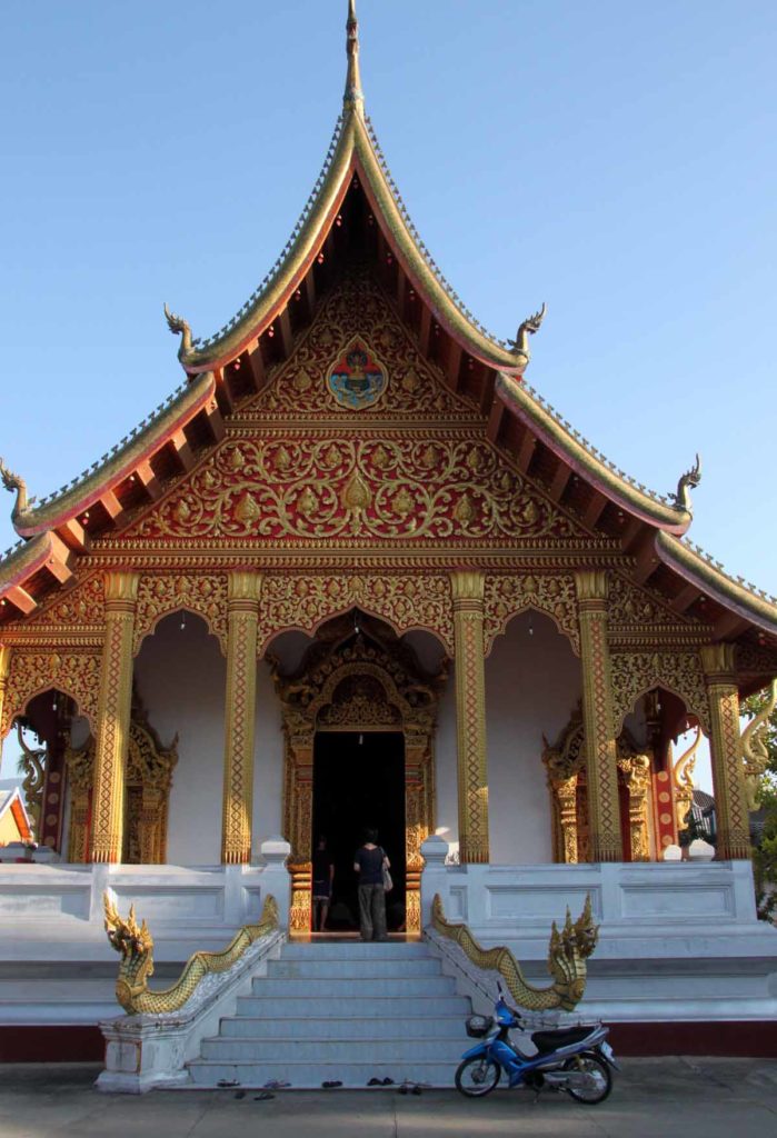 Laos-Luang-Prabang-buddhist-temple-entry