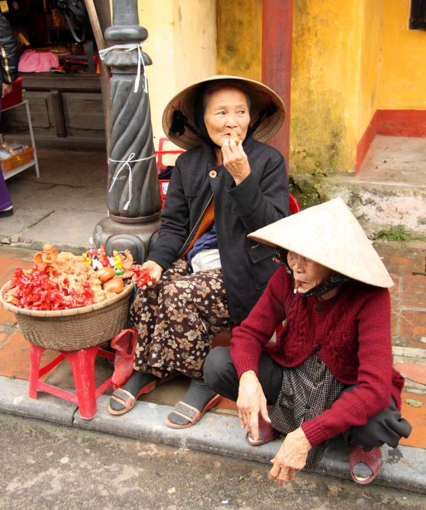 Vietnam-Hoi-An-local-women-conical-hats