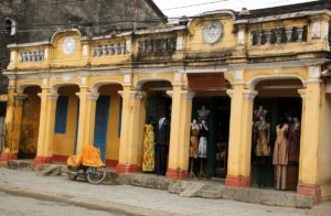 Vietnam-Hoi-An-old-building-clothing-shop