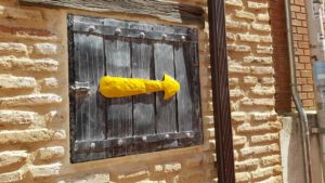 spain-camino-walk-yellow-arrow-side-of-building