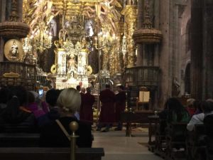 santiago-cathedral-botafumeiro-ceremony-tiraboleiros