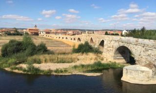 spain-camino-old-stone-bridge-Hospital-de-orbigo