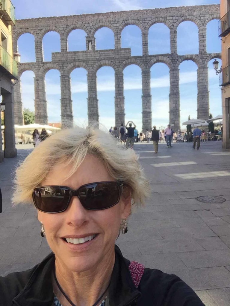 spain-segovia-roman-aqueduct-selfie