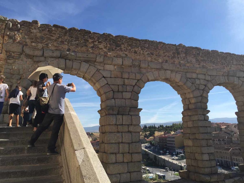 spain-segovia-roman-aqueduct-view-from-steps