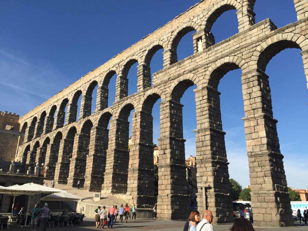 spain-segovia-roman-aqueduct-main-plaza-view-2