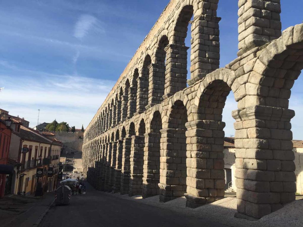 spain-segovia-roman-aqueduct-view-up-street