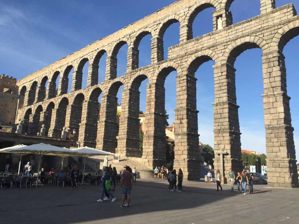 spain-segovia-roman-aqueduct-main-plaza-view