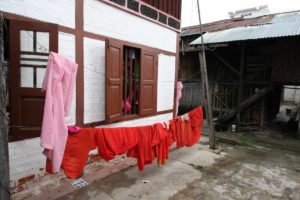 myanmar-nyaungshwe-nunnery-laundry
