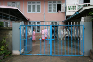 myanmar-nyaungshwe-nunnery-gate-into-courtyard