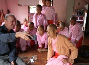 myanmar-nyaungshwe-nunnery-karl-showing-photos