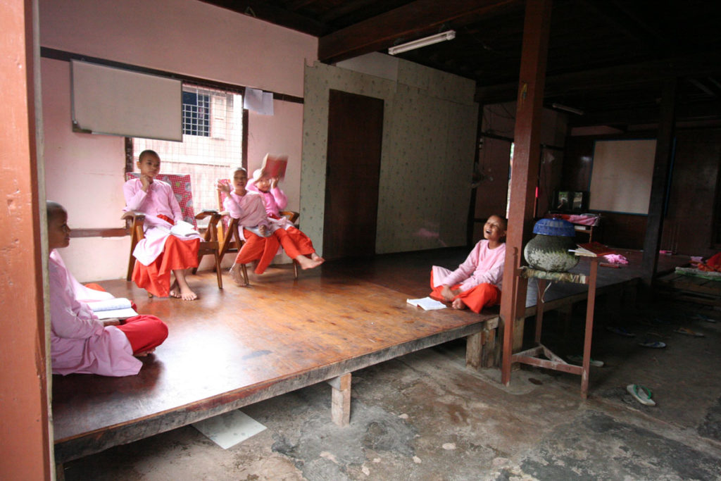 myanmar-nyaungshwe-nunnery-nuns-studying