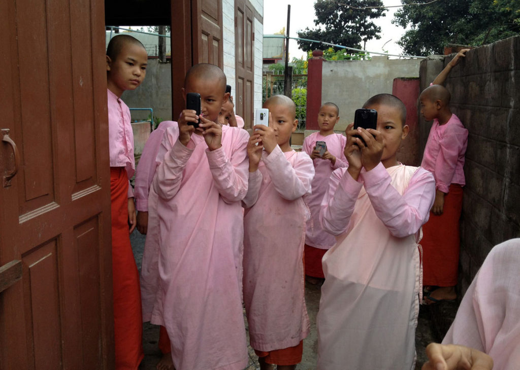 myanmar-nyaungshwe-nunnery-nuns-with-phones