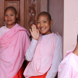 myanmar-nyaungshwe-nunnery-nun-waving