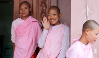 myanmar-nyaungshwe-nunnery-nun-waving
