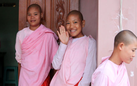 myanmar-nyaungshwe-nunnery-nun-waving