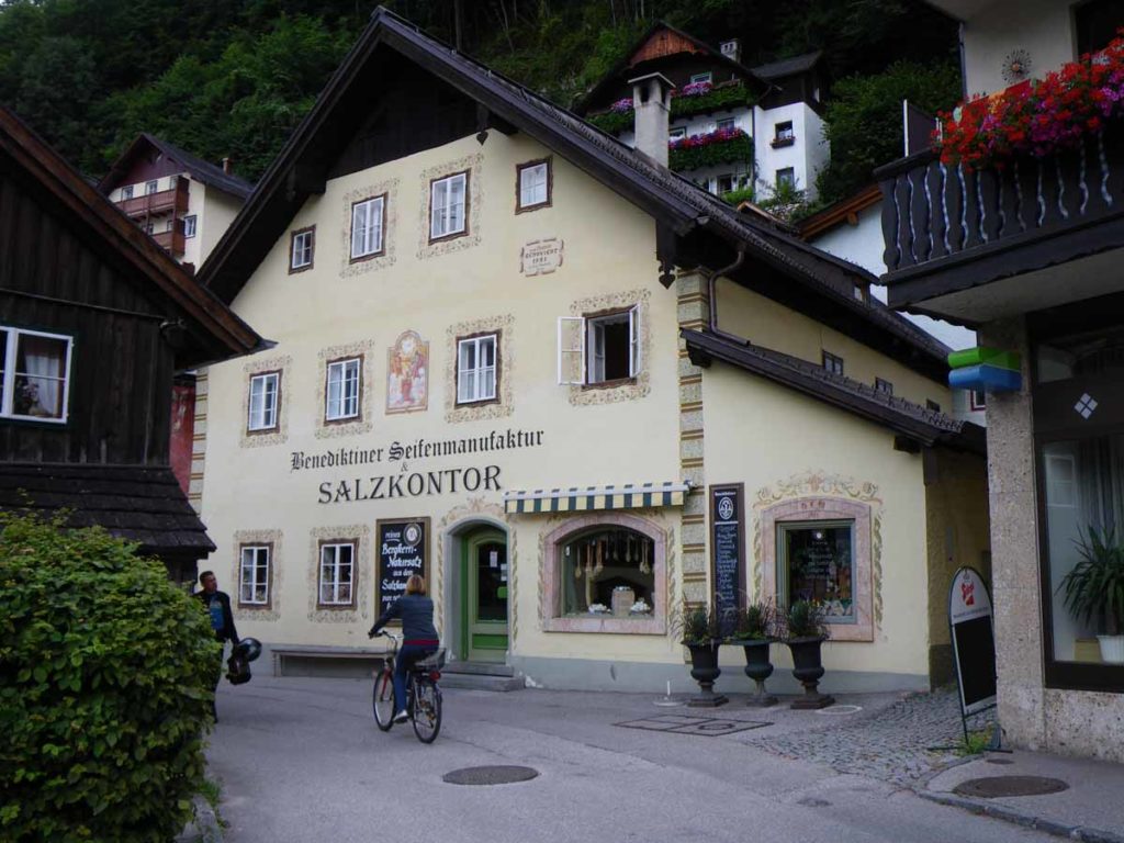 austria-hallstatt-pretty-building-main-street