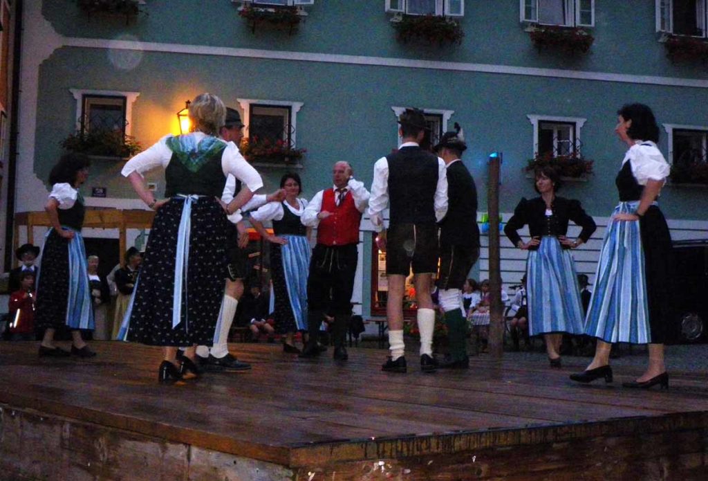 austria-hallstatt-dance-performance-on-stage-2