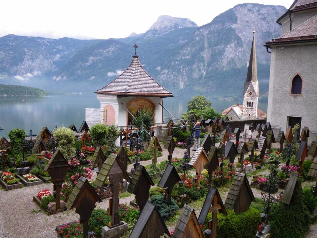 austria-hallstatt-catholic-church-graveyard