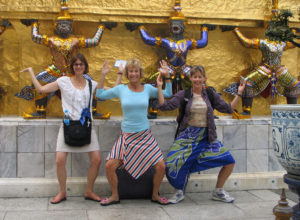 thailand-bangkok-golden-palace-janet-friends-by-statues