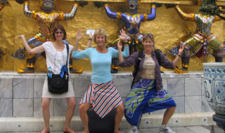 thailand-bangkok-golden-palace-janet-friends-by-statues