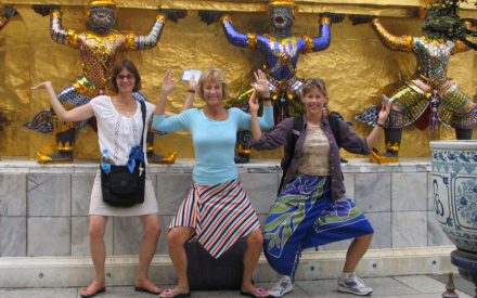 thailand-bangkok-golden-palace-janet-friends-by-statues