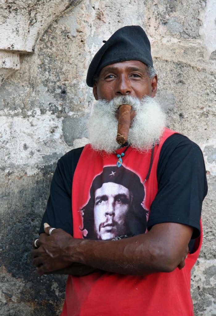 Cuba-Havana-local-model-che-tshirt-cigar