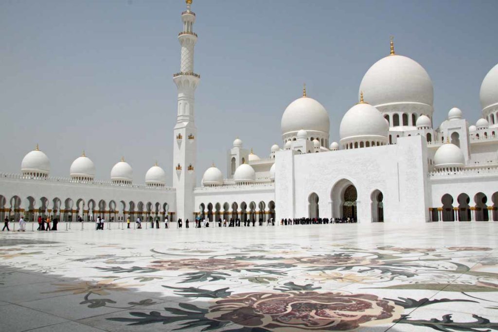 UAE-abu-dhabi-sheik-zayed-grand-mosque-view-from-courtyard