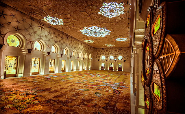 UAE-abu-dhabi-sheik-zayed-grand-mosque-side-prayer-hall