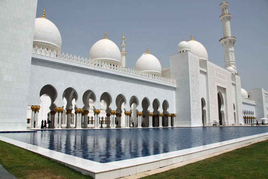 UAE-abu-dhabi-sheik-zayed-grand-mosque-exterior-view-reflecting-pool