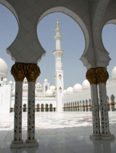 abu-dhabi-sheik-zayed-grand-mosque-courtyard-view-under-arch