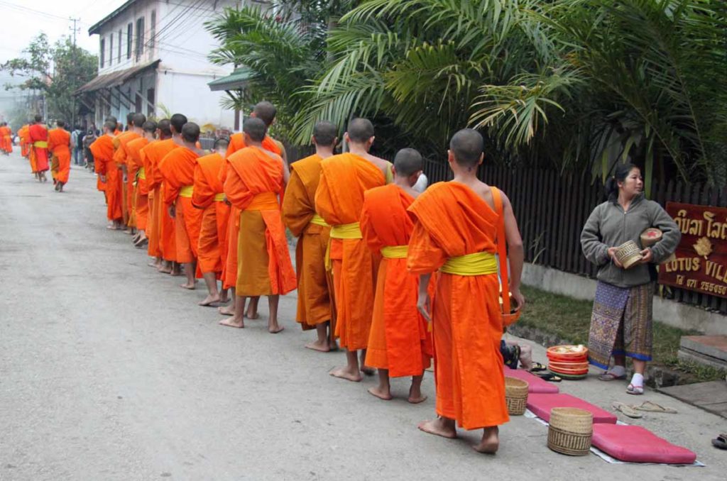 Laos-Luang-prabang-monks-alms-procession