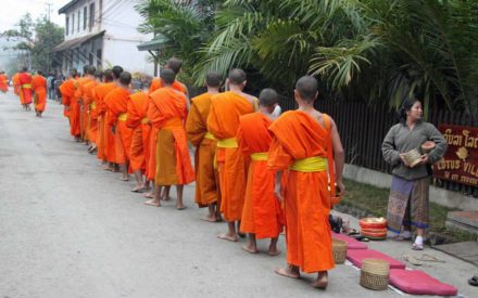 Laos-Luang-prabang-monks-alms-procession