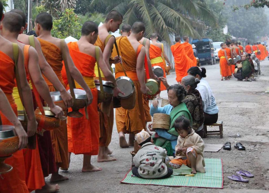 Laos-Luang-prabang-monks-alms-procession