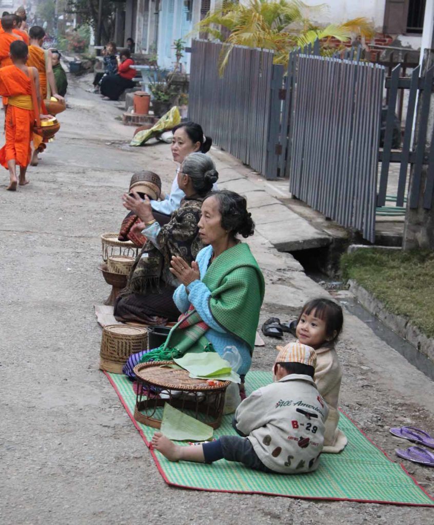 Laos-Luang-prabang-alms-givers-locals